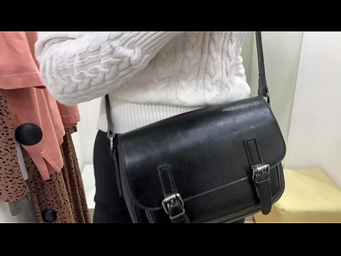 ❤️ Мастурбатсияи оммавии зани ҷавон ФералБерри бо дилдо дар утоқи мувофиқ ️❌ Порно босифат дар мо ﹏